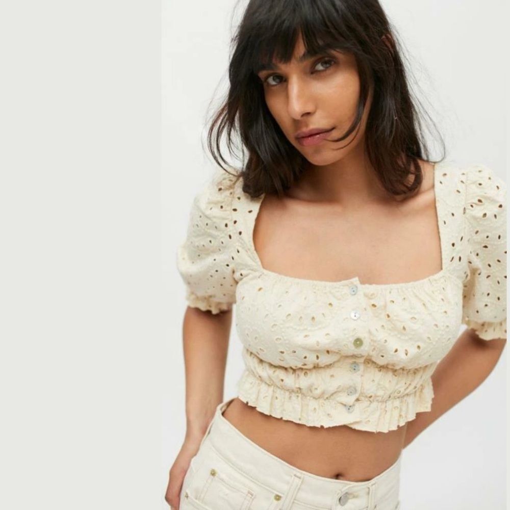Urban Outfitters Brooke Eyelet Cropped Puff Sleeve Blouse in Cream | Large